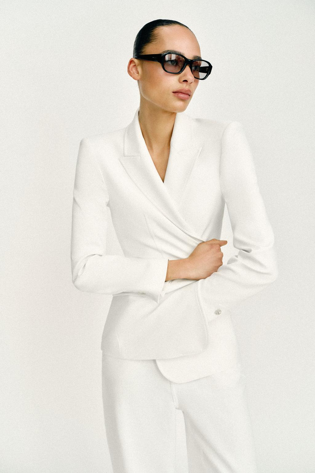 ПРИТАЛЕННЫЙ БЛЕЙЗЕР С ПОДПЛЕЧНИКАМИ