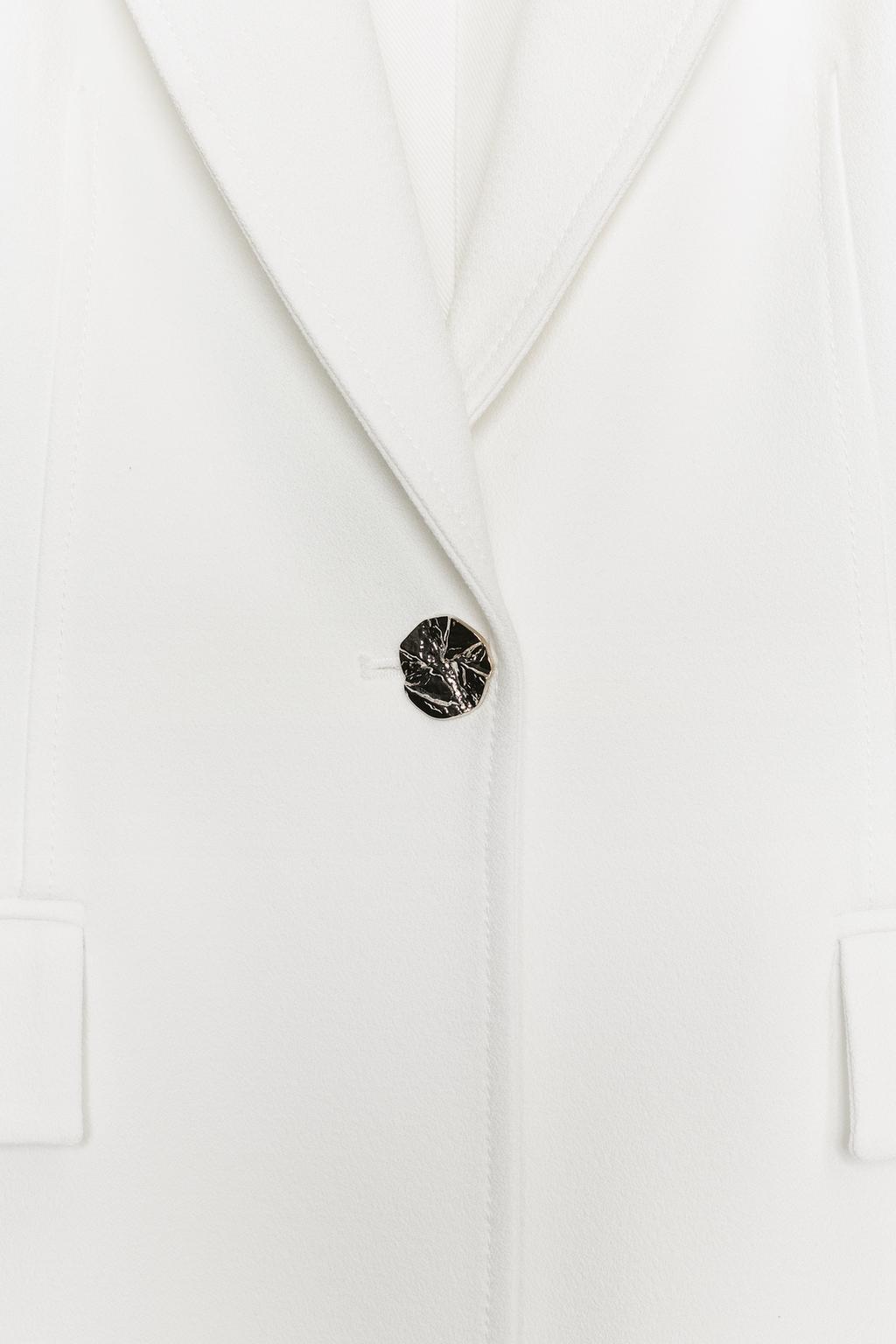 ПРИТАЛЕННЫЙ БЛЕЙЗЕР С ПОДПЛЕЧНИКАМИ