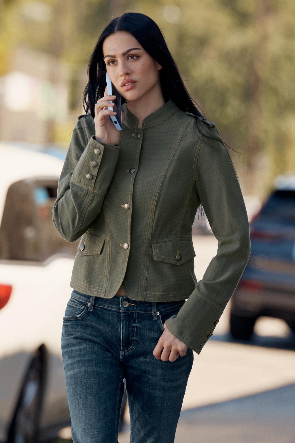 СТРУЯЩИЙСЯ БЛЕЙЗЕР С ОТСТРОЧКОЙ