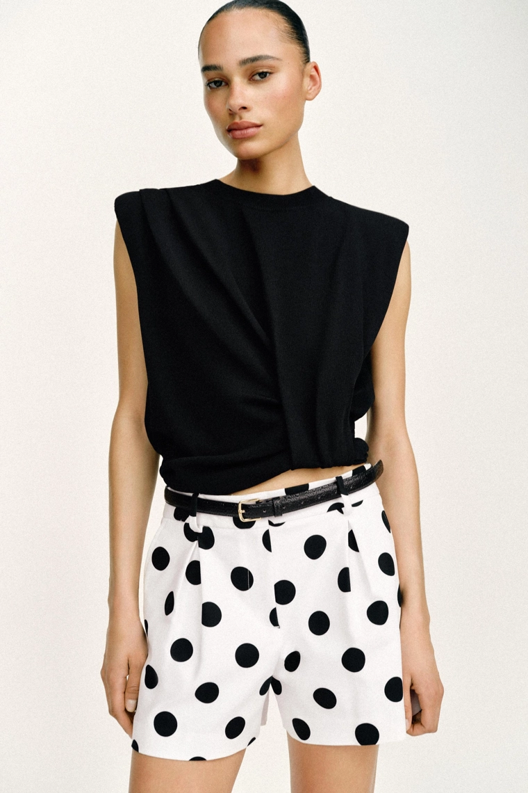 Бермуды со складками и ремнем