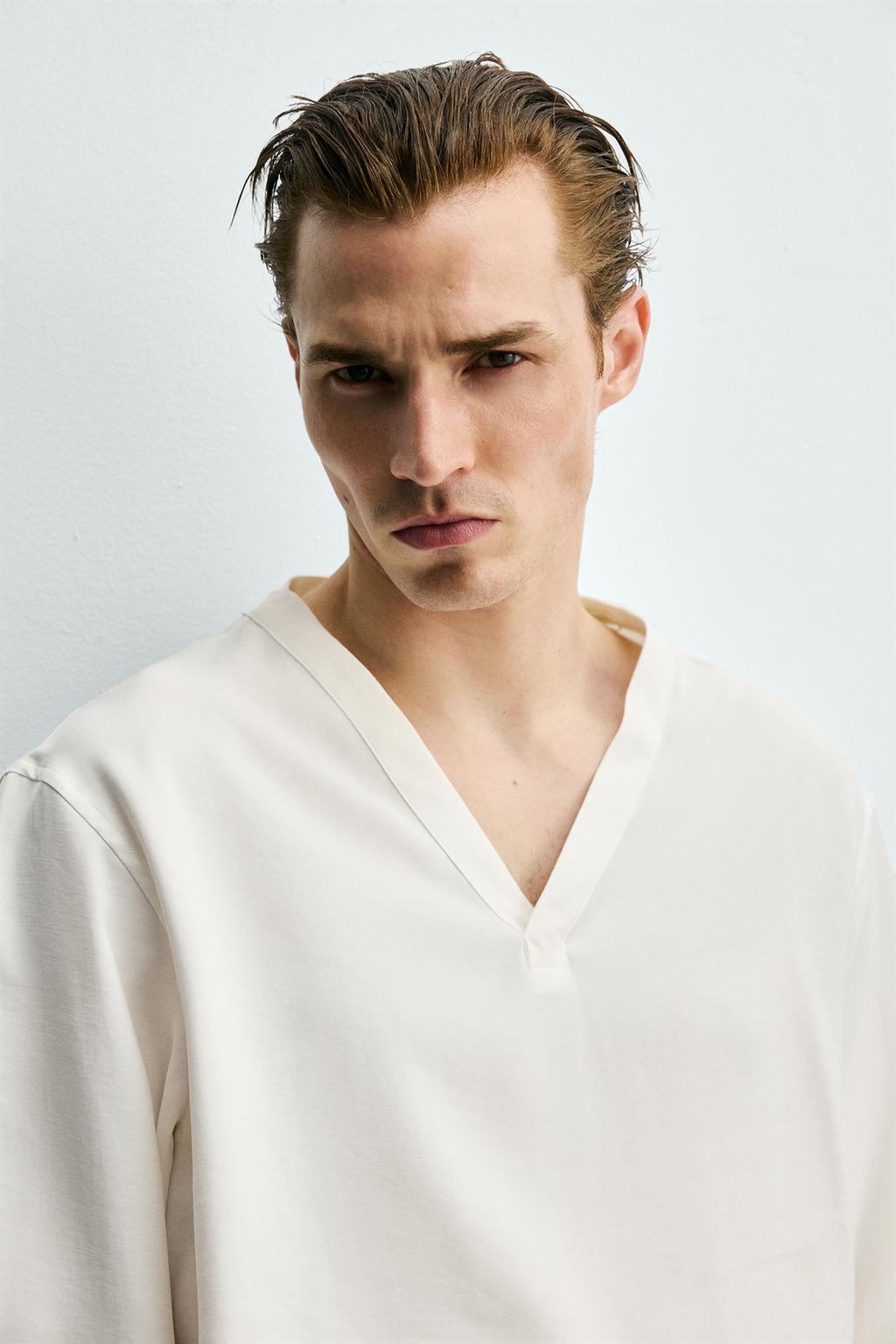 РУБАШКА С V-ОБРАЗНЫМ ВЫРЕЗОМ ИЗ СТРУЯЩЕЙСЯ ТКАНИ