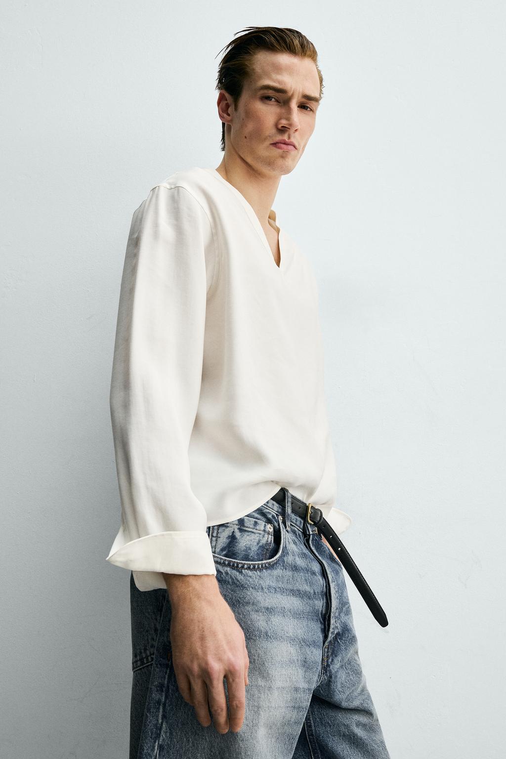 РУБАШКА С V-ОБРАЗНЫМ ВЫРЕЗОМ ИЗ СТРУЯЩЕЙСЯ ТКАНИ