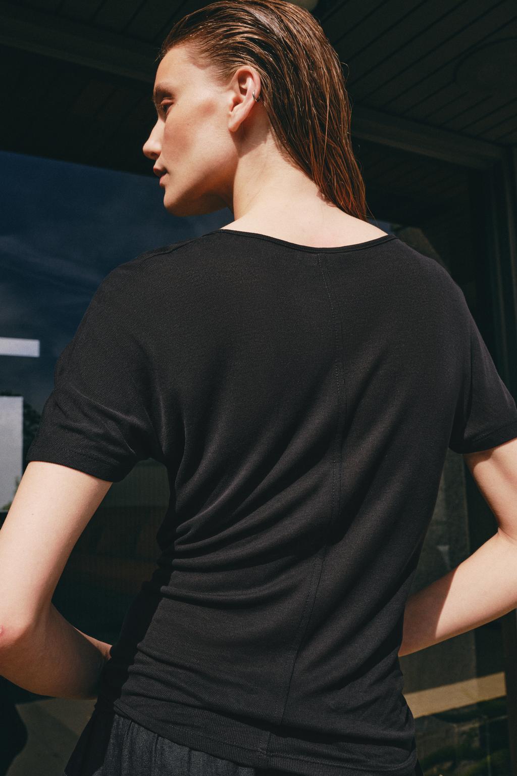 СВОБОДНАЯ ФУТБОЛКА С КОРОТКИМИ РУКАВАМИ