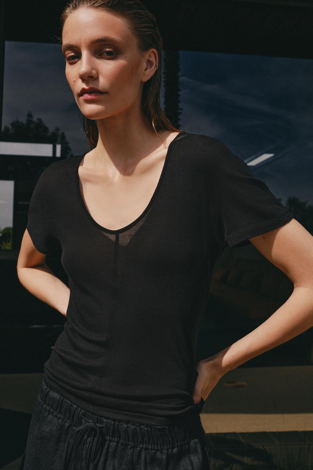 СВОБОДНАЯ ФУТБОЛКА С КОРОТКИМИ РУКАВАМИ