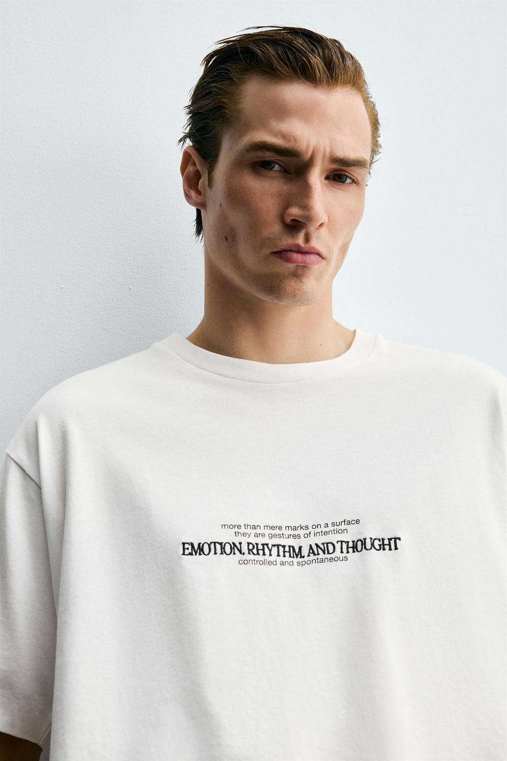 ФУТБОЛКА СВОБОДНОГО КРОЯ С КОМБИНИРОВАННОЙ ВЫШИВКОЙ