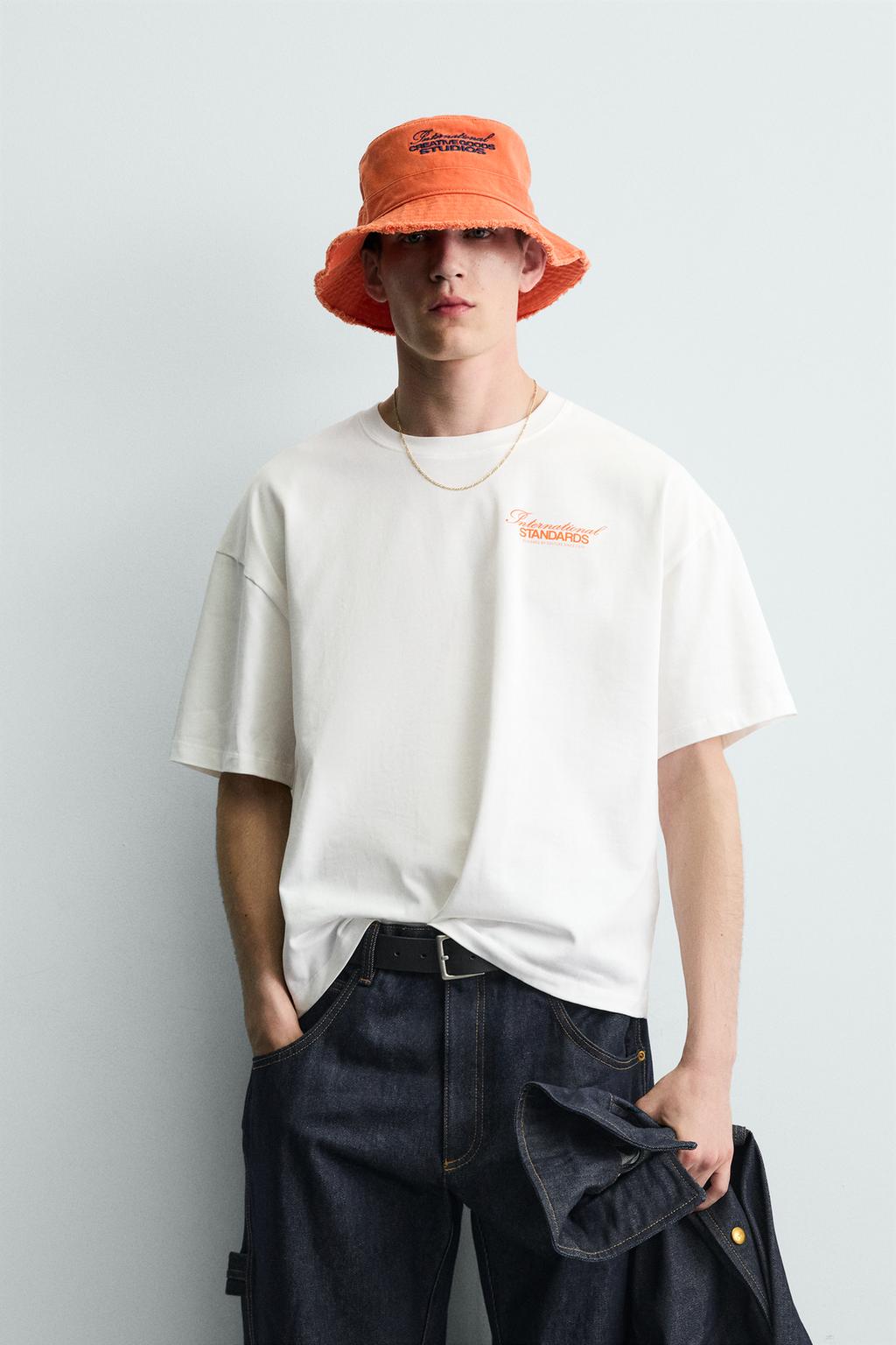 ФУТБОЛКА С КОНТРАСТНЫМИ НАДПИСЯМИ