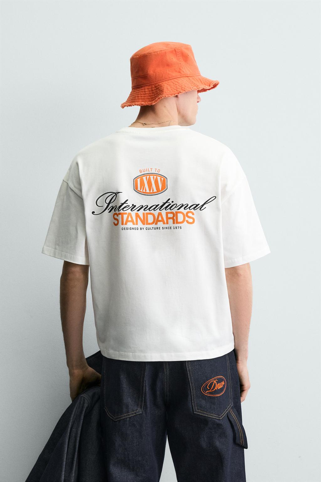 ФУТБОЛКА С КОНТРАСТНЫМИ НАДПИСЯМИ