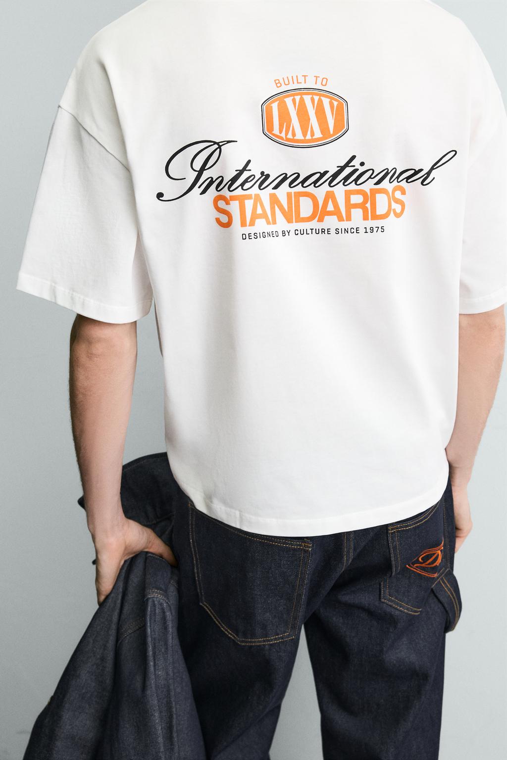 ФУТБОЛКА С КОНТРАСТНЫМИ НАДПИСЯМИ