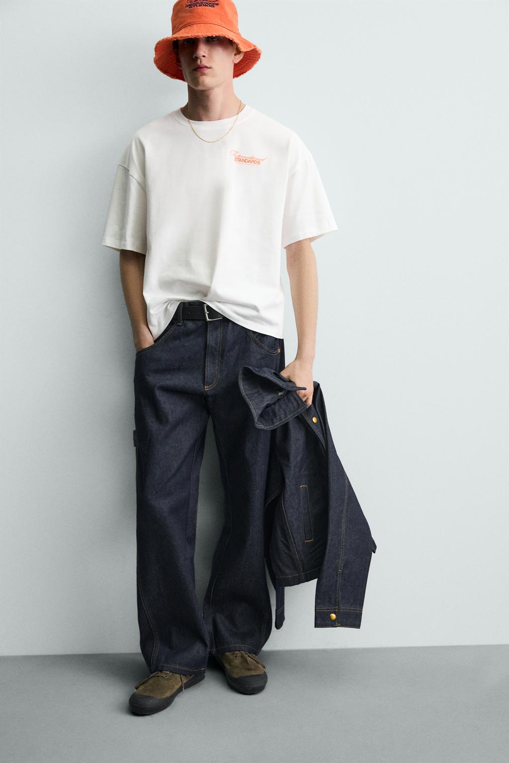 ФУТБОЛКА С КОНТРАСТНЫМИ НАДПИСЯМИ