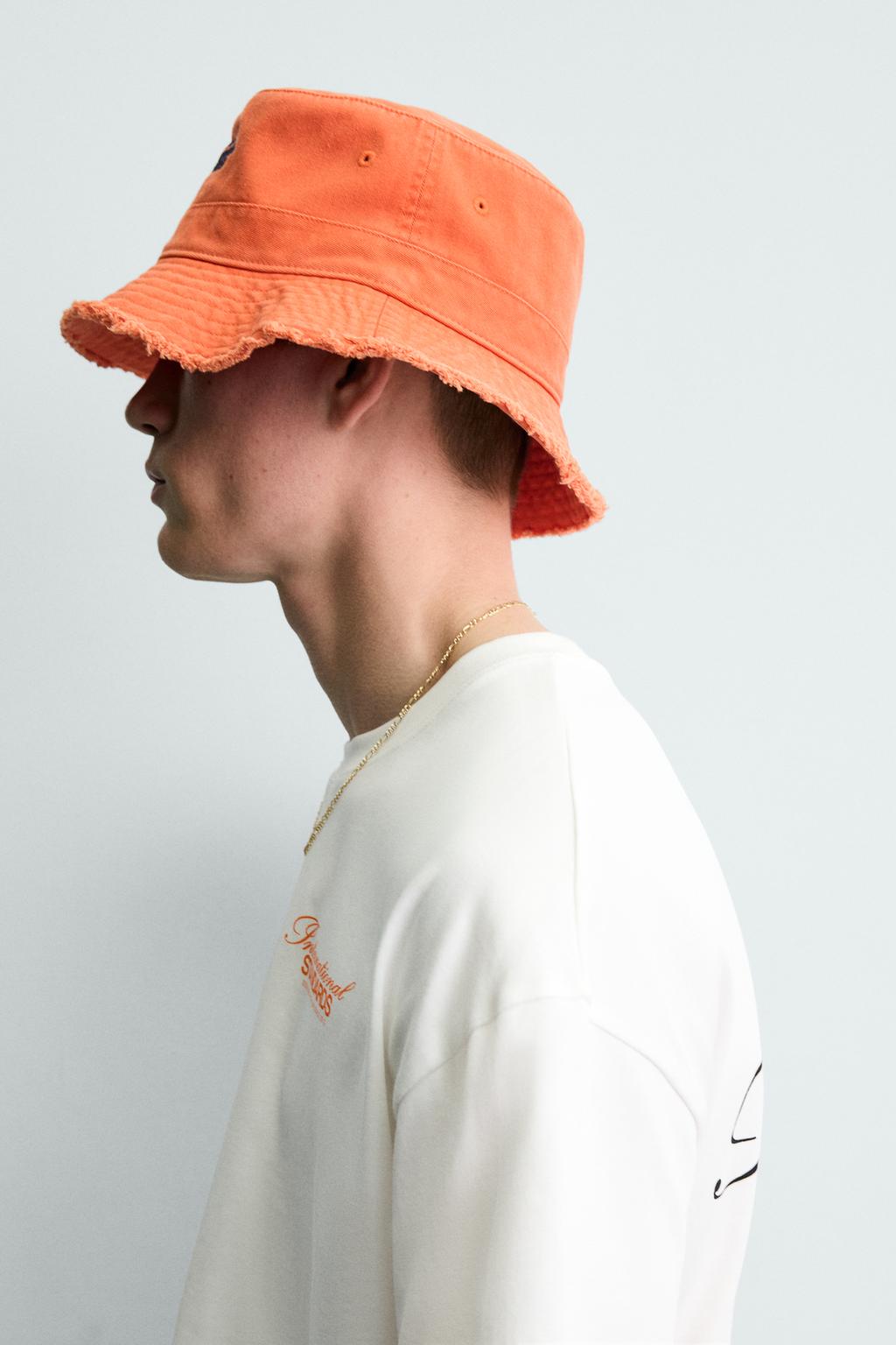 ФУТБОЛКА С КОНТРАСТНЫМИ НАДПИСЯМИ