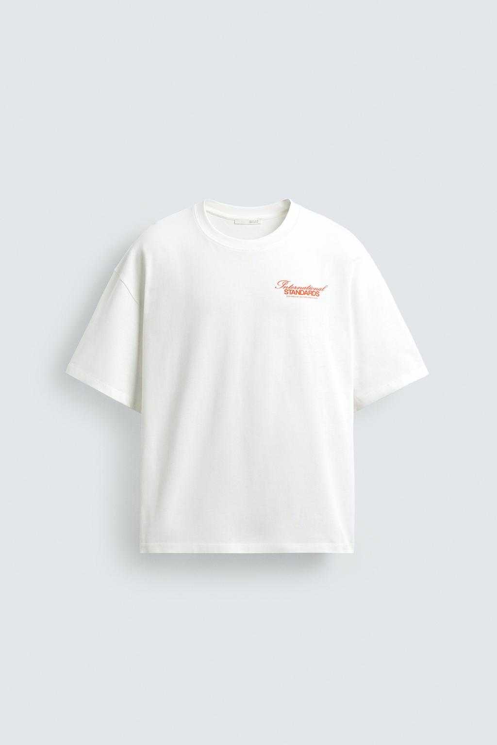 ФУТБОЛКА С КОНТРАСТНЫМИ НАДПИСЯМИ