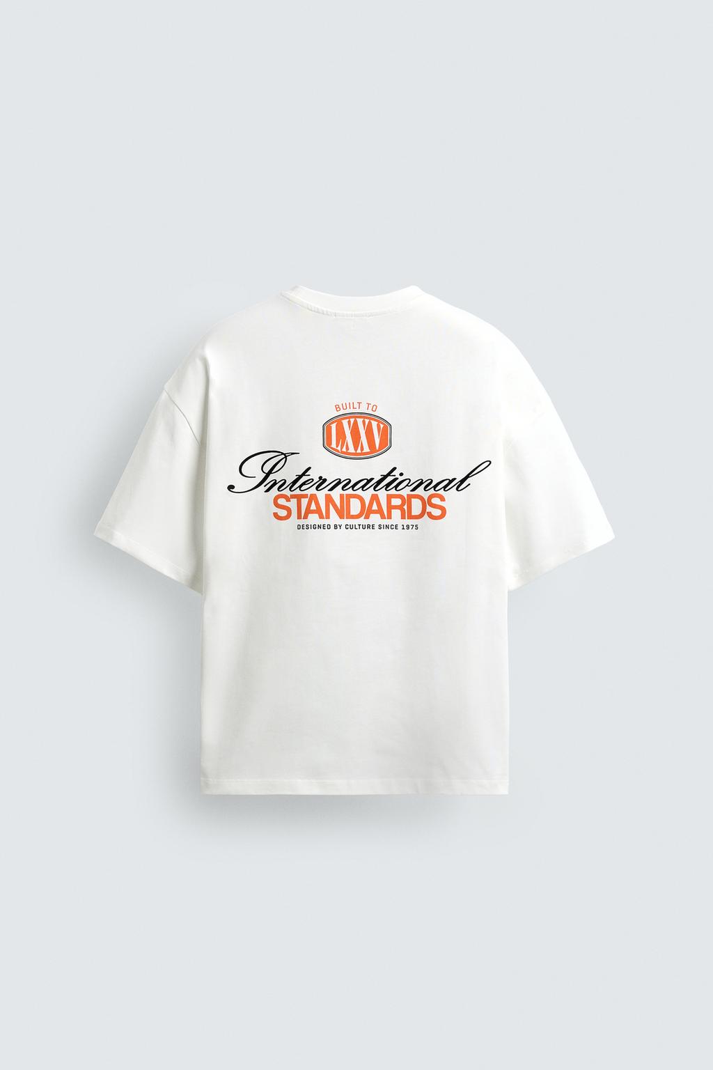 ФУТБОЛКА С КОНТРАСТНЫМИ НАДПИСЯМИ