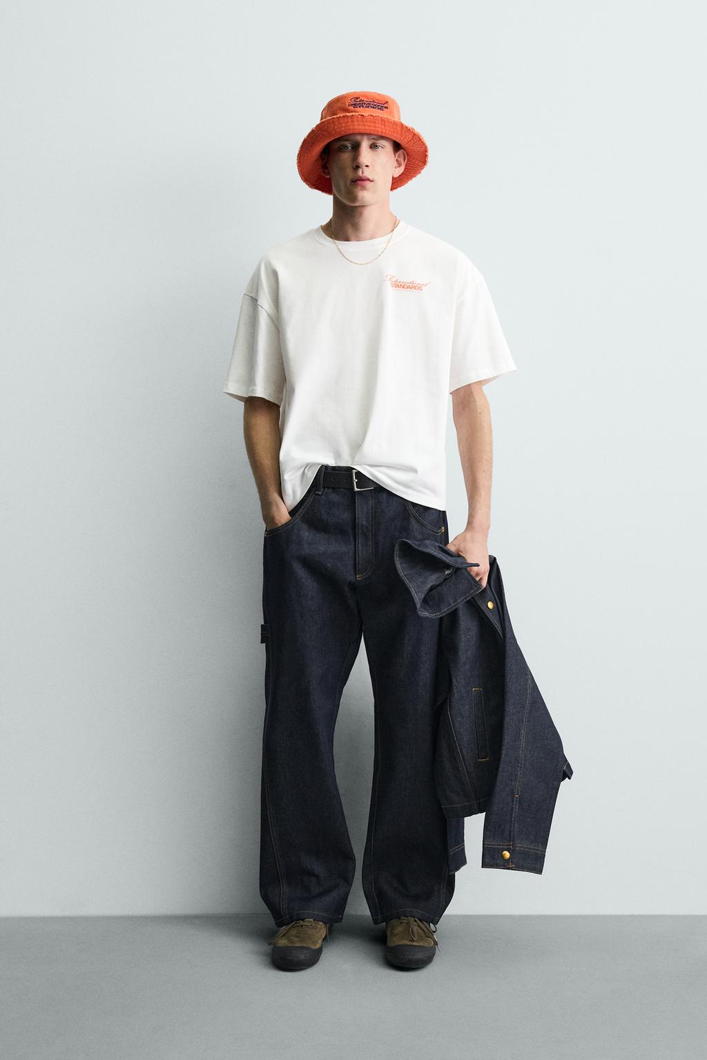 ФУТБОЛКА С КОНТРАСТНЫМИ НАДПИСЯМИ