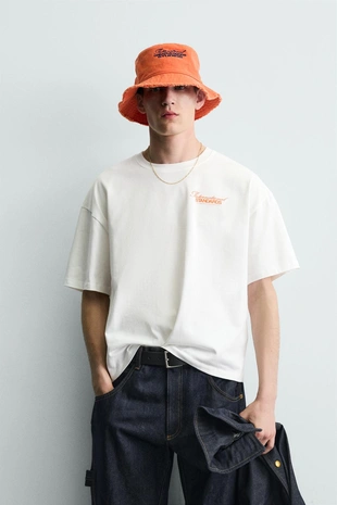 Футболка с контрастными надписями