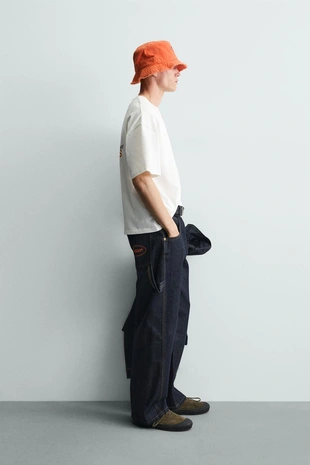 Футболка с контрастными надписями