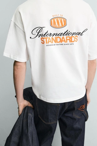 Футболка с контрастными надписями- Заказать в России