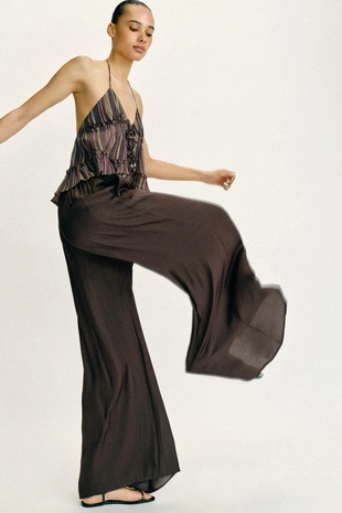 Широкие струящиеся брюки