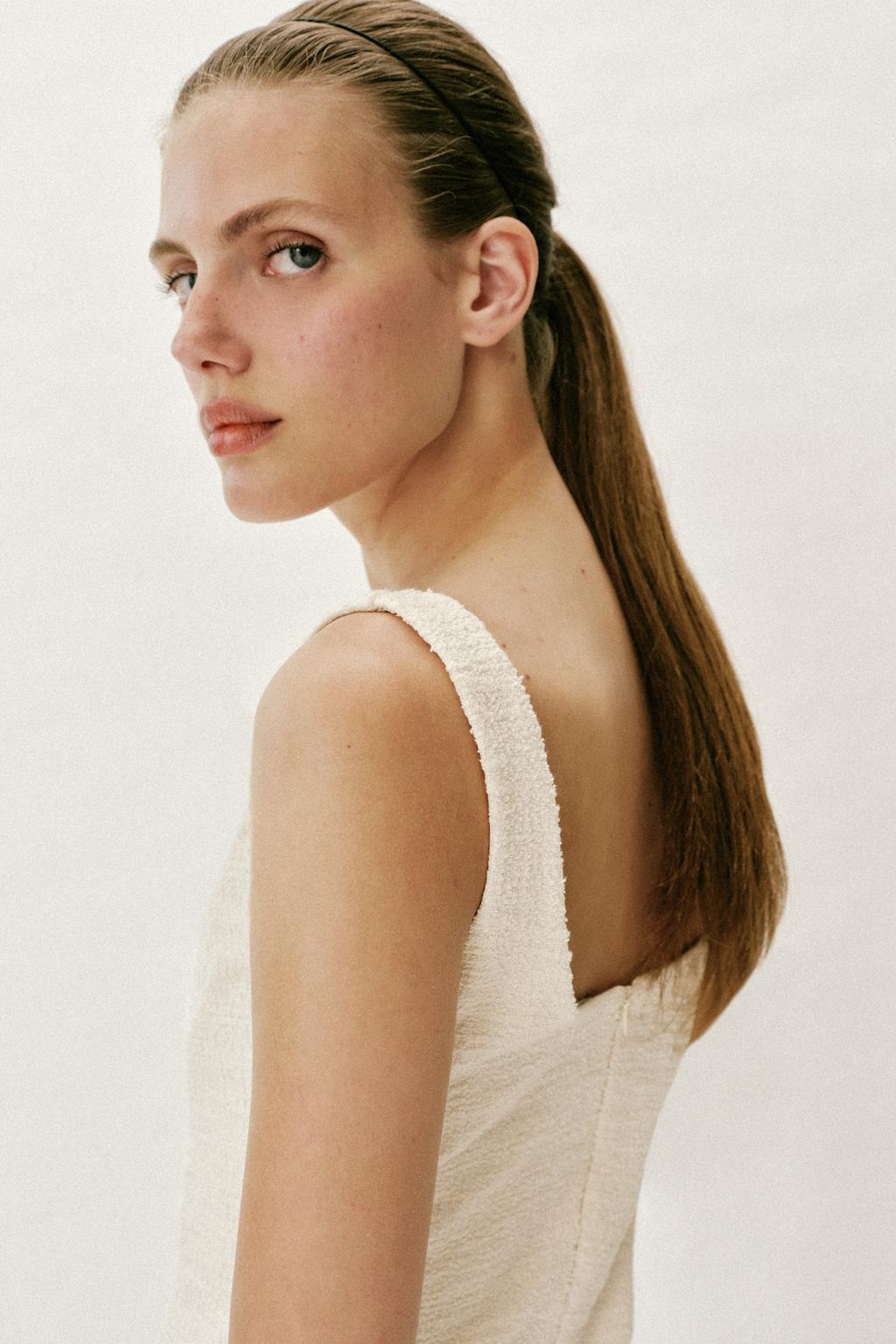 КОРОТКОЕ ПЛАТЬЕ ИЗ РЕЛЬЕФНОЙ ТКАНИ