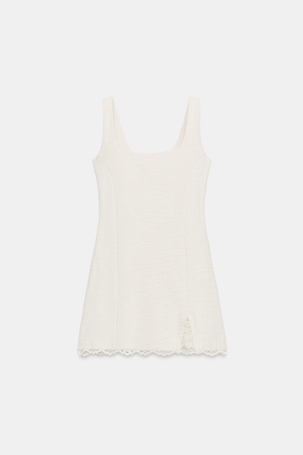 КОРОТКОЕ ПЛАТЬЕ ИЗ РЕЛЬЕФНОЙ ТКАНИ