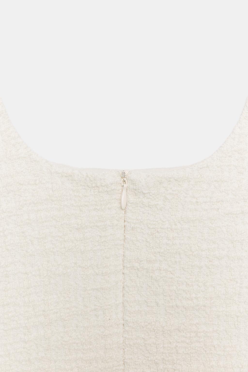 КОРОТКОЕ ПЛАТЬЕ ИЗ РЕЛЬЕФНОЙ ТКАНИ