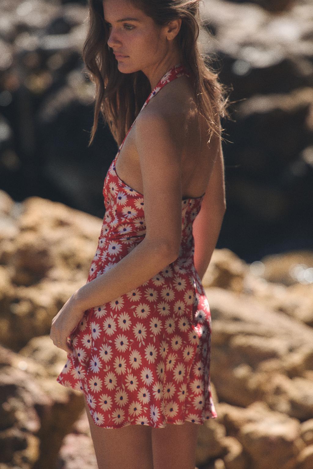 МИНИ-ПЛАТЬЕ С ЦВЕТАМИ И ГОРЛОВИНОЙ ХАЛТЕР