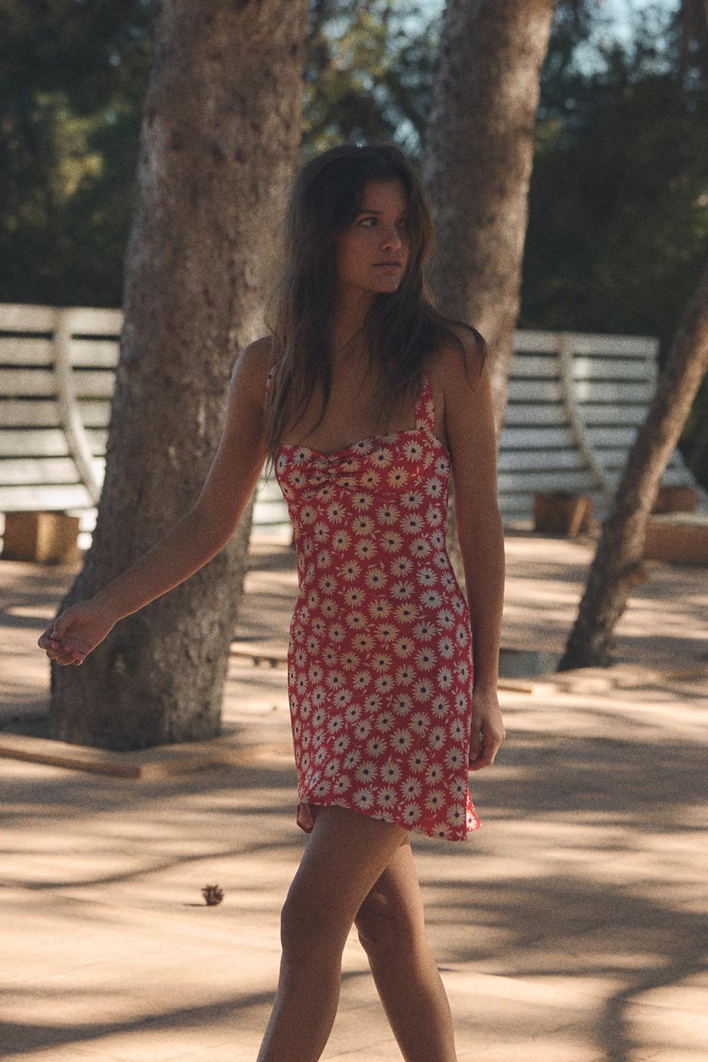 МИНИ-ПЛАТЬЕ С ЦВЕТАМИ И ГОРЛОВИНОЙ ХАЛТЕР