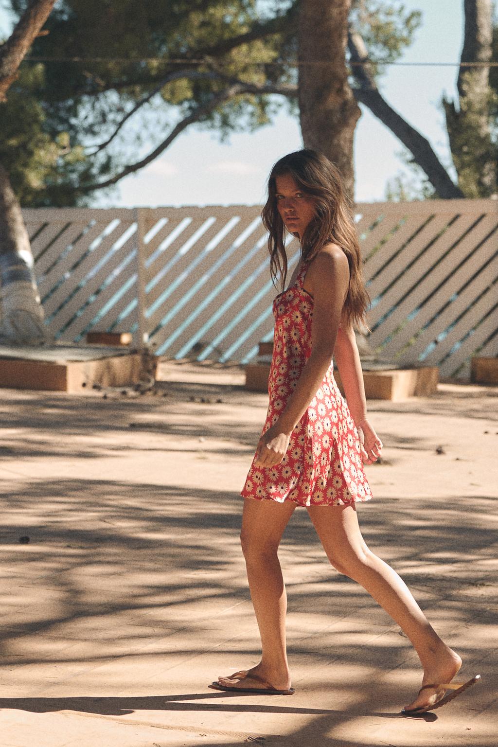 МИНИ-ПЛАТЬЕ С ЦВЕТАМИ И ГОРЛОВИНОЙ ХАЛТЕР