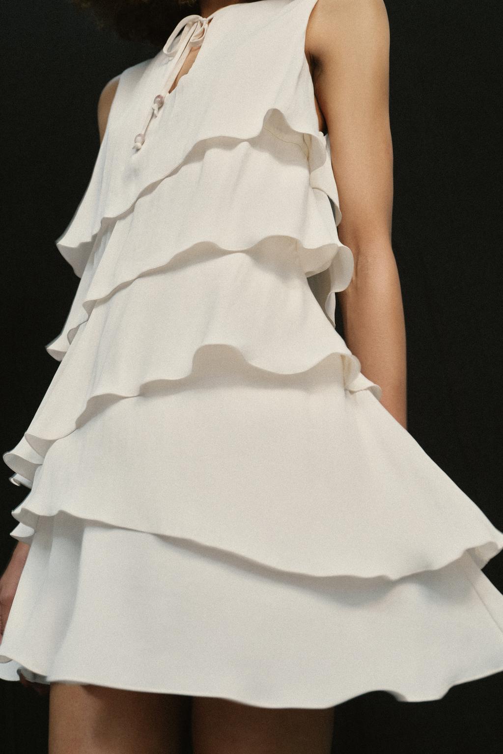 КОРОТКОЕ ПЛАТЬЕ С ВОЛАНАМИ