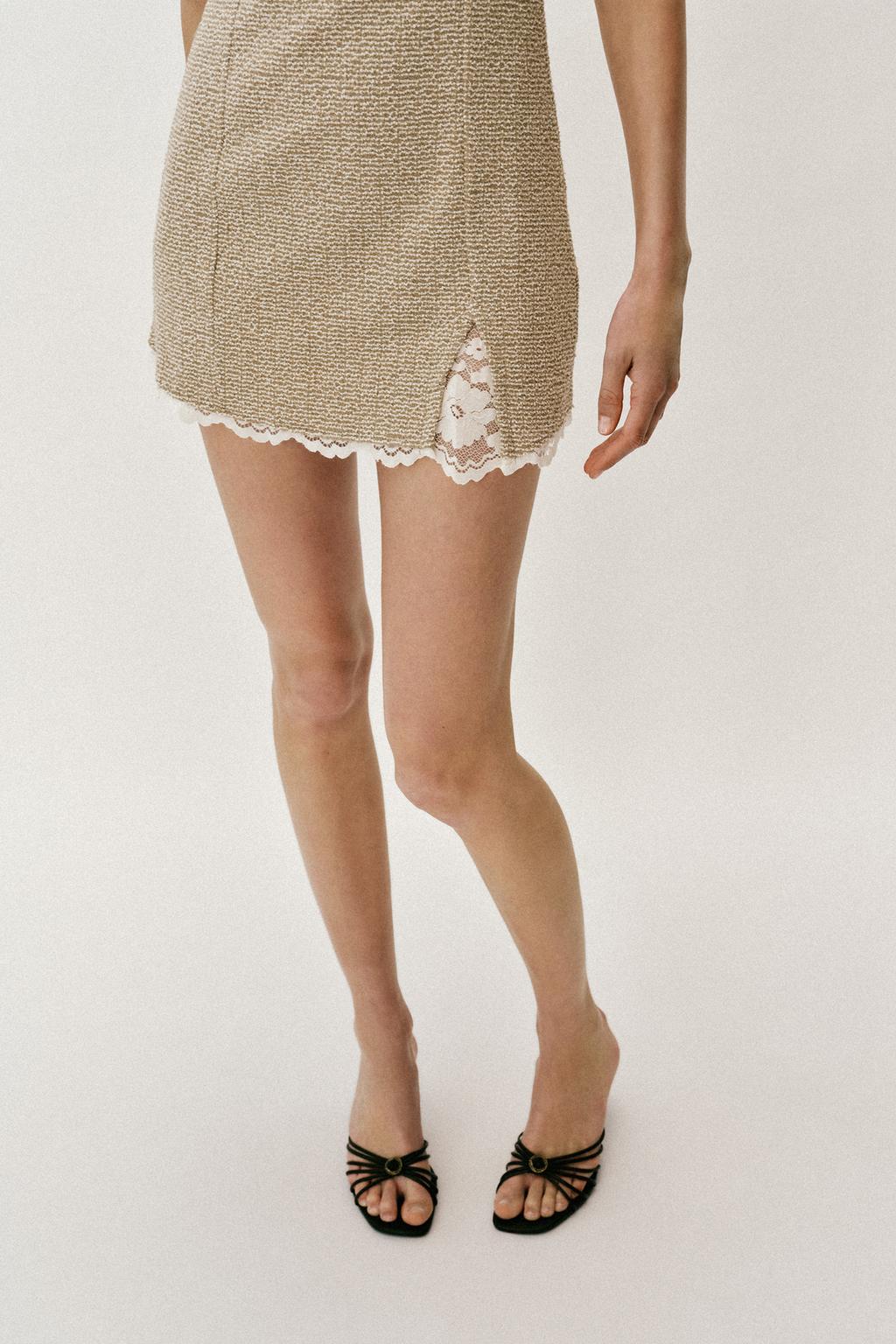 КОРОТКОЕ ПЛАТЬЕ ИЗ РЕЛЬЕФНОЙ ТКАНИ