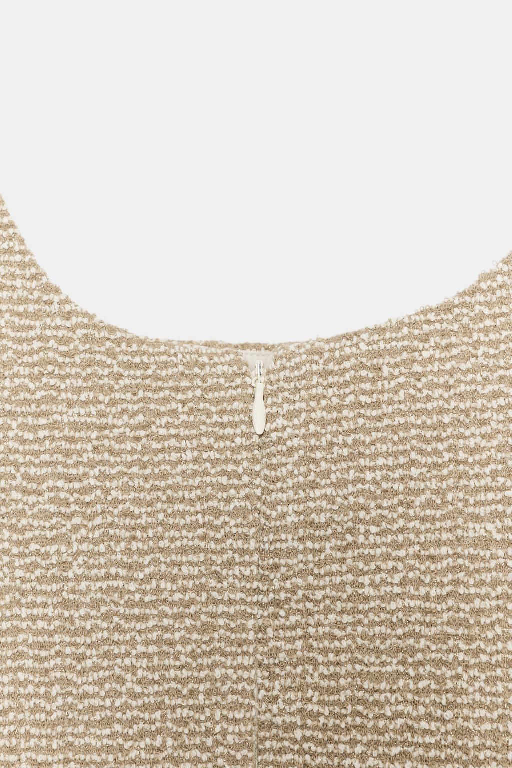 КОРОТКОЕ ПЛАТЬЕ ИЗ РЕЛЬЕФНОЙ ТКАНИ