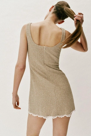 Короткое платье из рельефной ткани