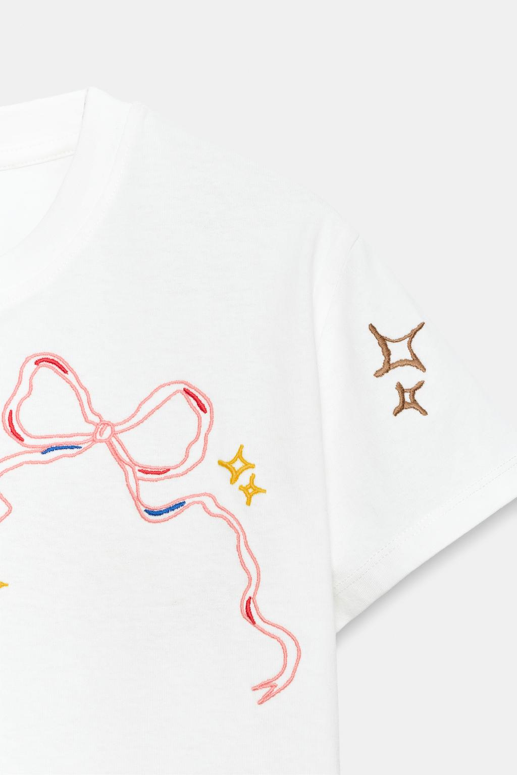 ФУТБОЛКА С КОНТРАСТНОЙ ВЫШИВКОЙ