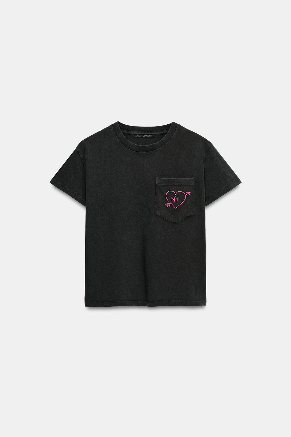 ФУТБОЛКА С ЭФФЕКТОМ ПОТЕРТОСТИ И КАРМАНОМ