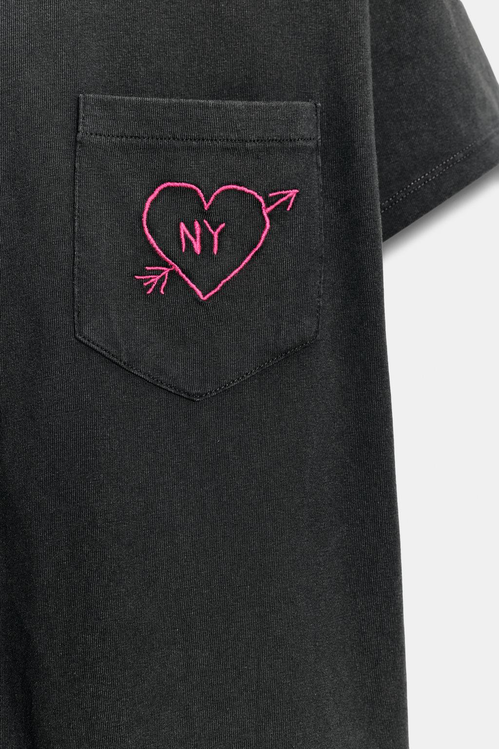 ФУТБОЛКА С ЭФФЕКТОМ ПОТЕРТОСТИ И КАРМАНОМ