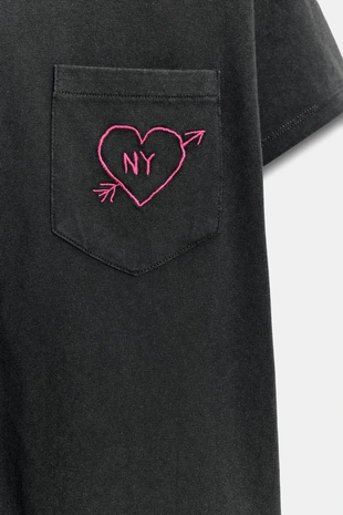 Футболка с эффектом потертости и карманом- Заказать в России