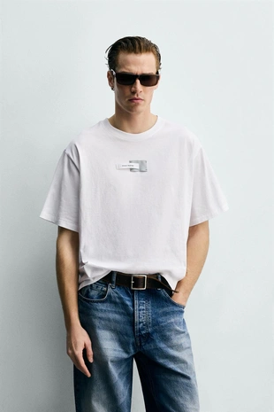 Футболка Boxy Fit с нашивками- Заказать в России