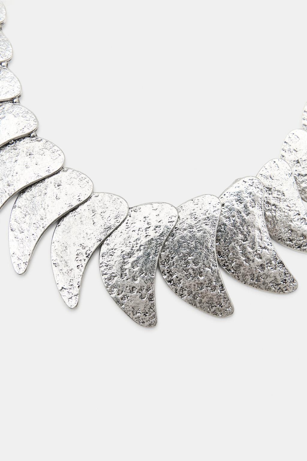 КОЛЬЕ ИЗ МЕТАЛЛИЧЕСКИХ ПЛАСТИН В ФОРМЕ КАПЕЛЬ