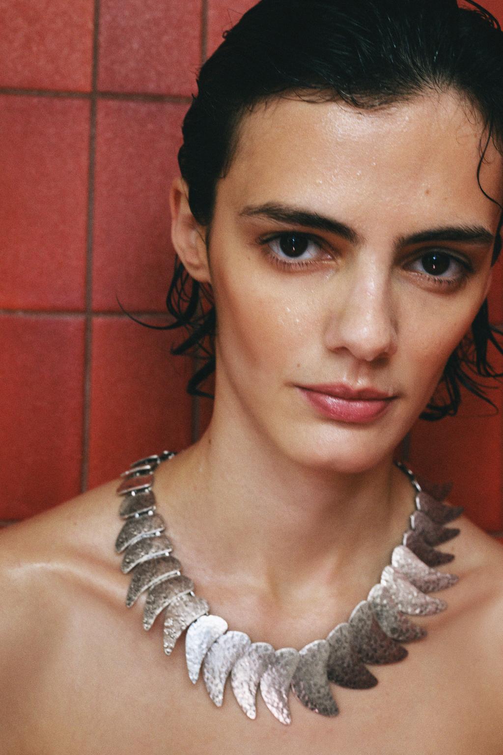 КОЛЬЕ ИЗ МЕТАЛЛИЧЕСКИХ ПЛАСТИН В ФОРМЕ КАПЕЛЬ