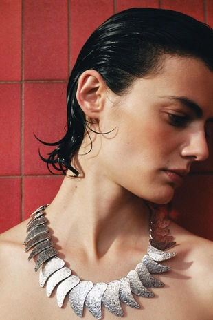 Колье из металлических пластин в форме капель- Заказать в России