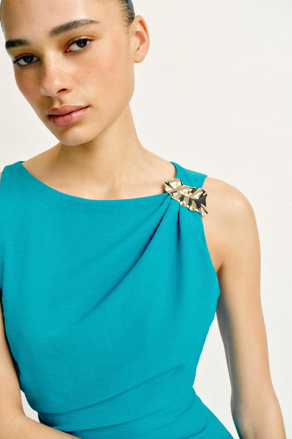 ПЛАТЬЕ МИДИ СО СБОРКАМИ И ЗОЛОТИСТОЙ ДЕТАЛЬЮ