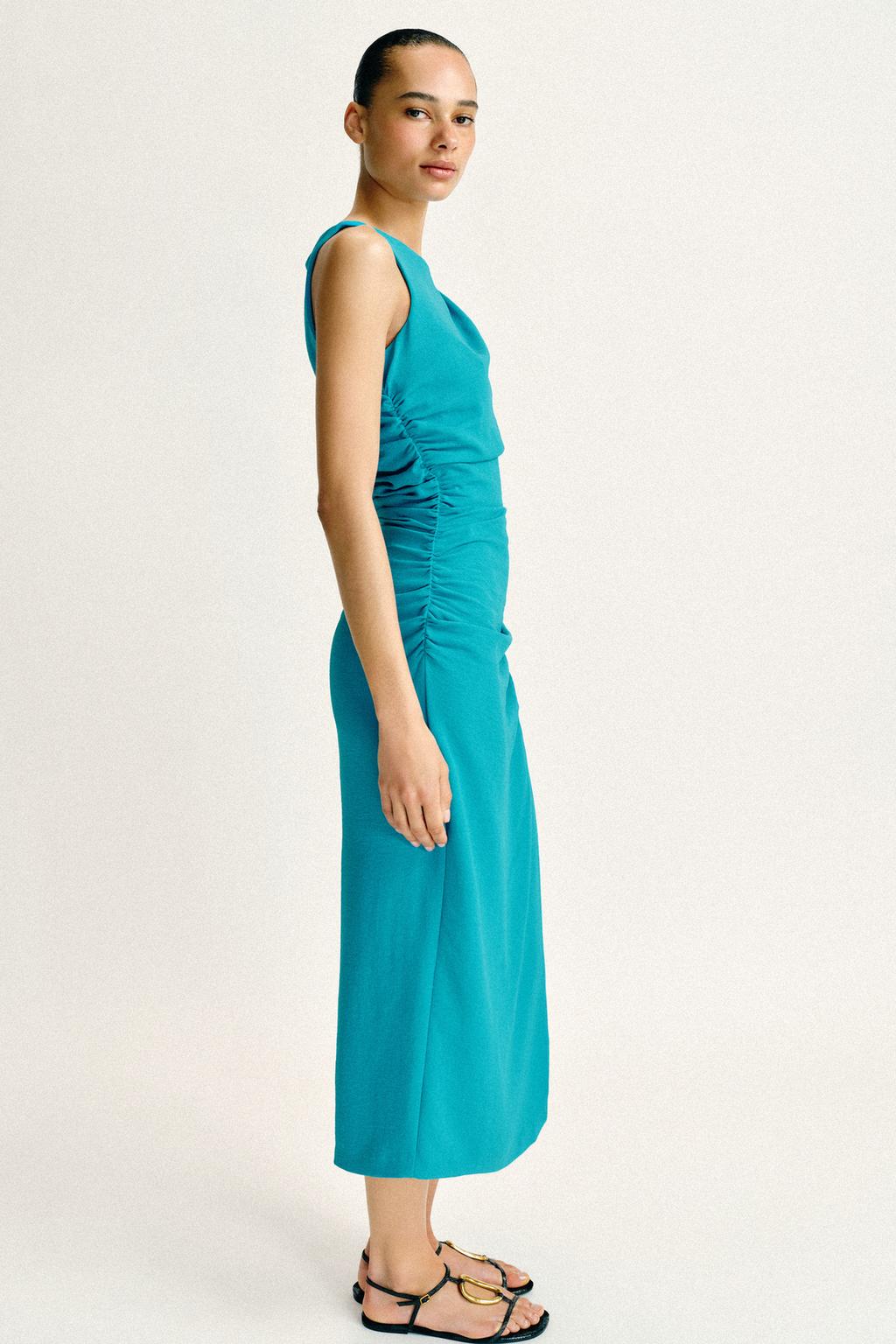 ПЛАТЬЕ МИДИ СО СБОРКАМИ И ЗОЛОТИСТОЙ ДЕТАЛЬЮ