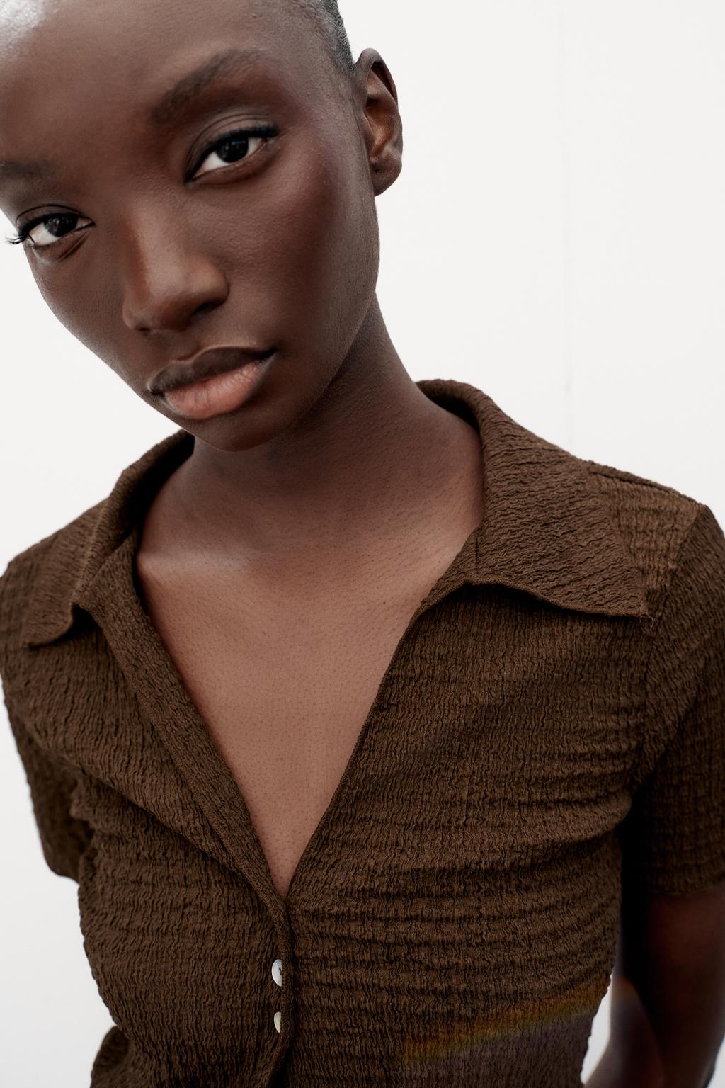 УКОРОЧЕННЫЙ ЖАКЕТ ИЗ РЕЛЬЕФНОЙ ТКАНИ