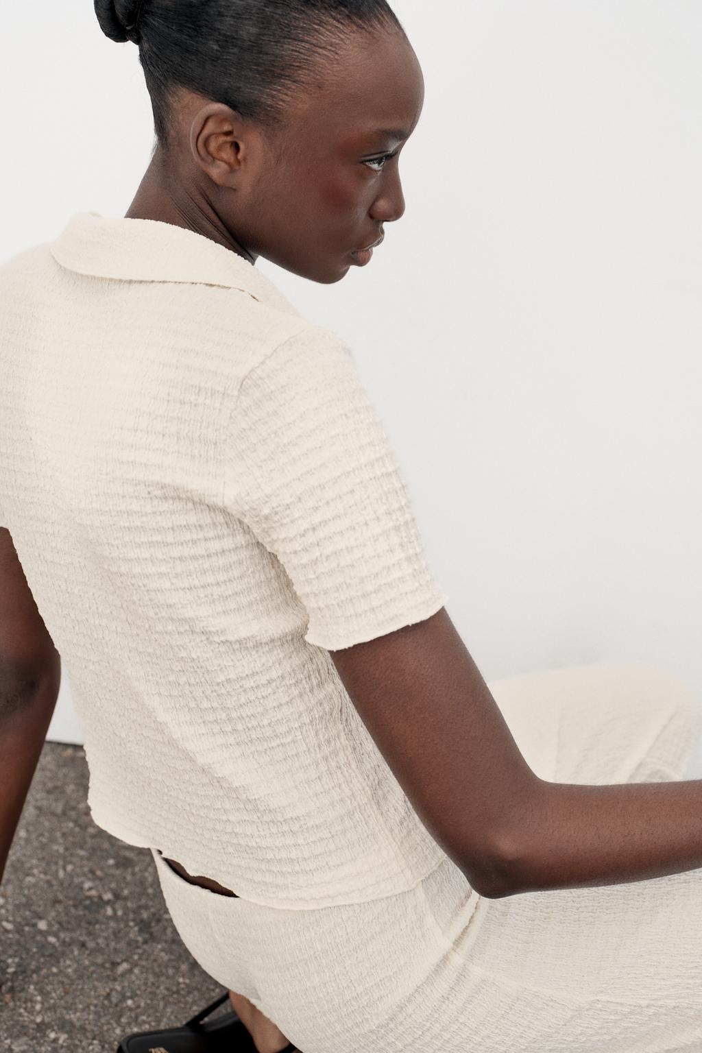 УКОРОЧЕННЫЙ ЖАКЕТ ИЗ РЕЛЬЕФНОЙ ТКАНИ