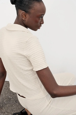 Укороченный жакет из рельефной ткани- Заказать в России