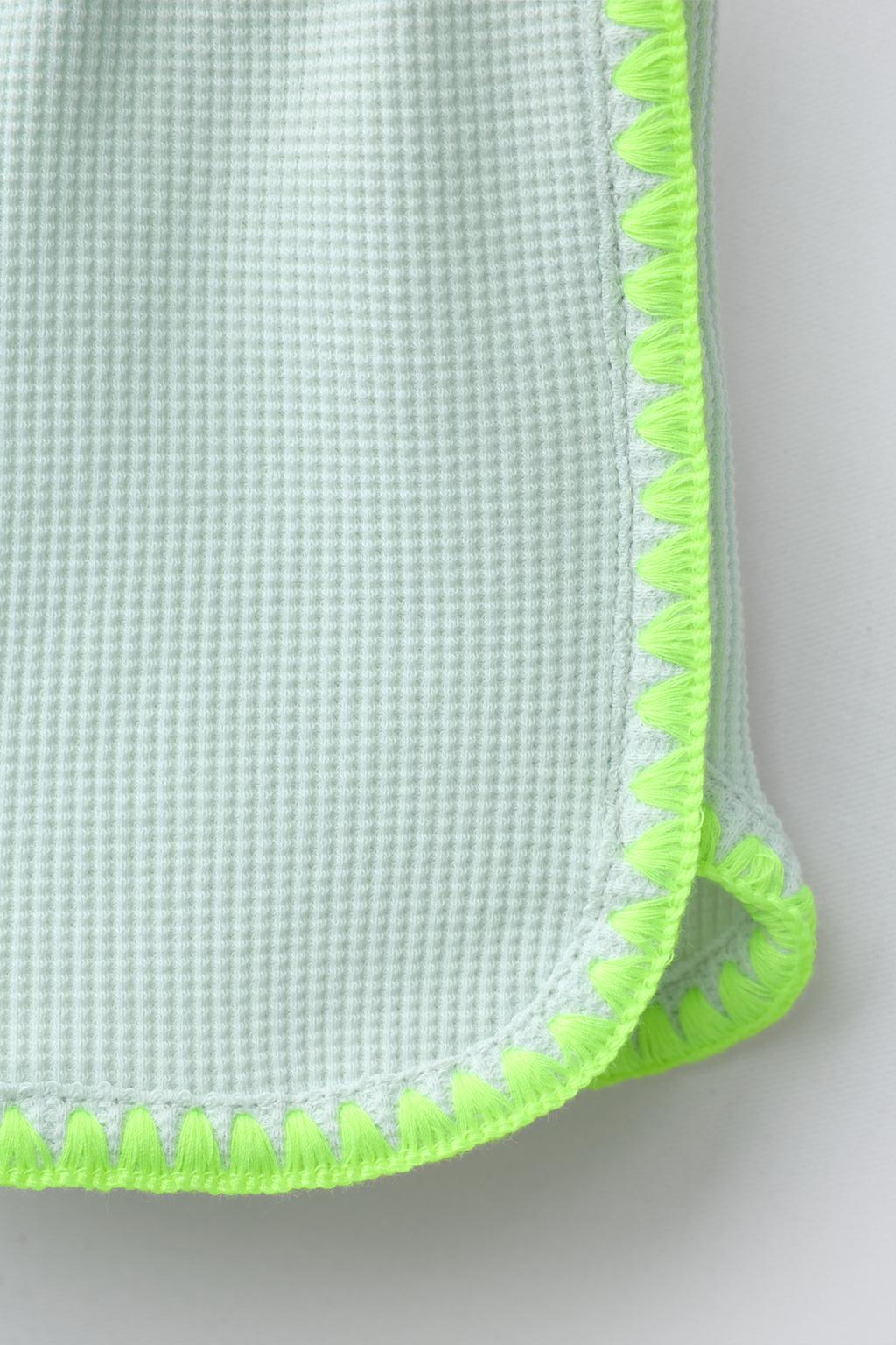 ШОРТЫ-БЕРМУДЫ ВАФЕЛЬНОГО ПЛЕТЕНИЯ С ФЛУОРЕСЦЕНТНЫМИ ДЕТАЛЯМИ