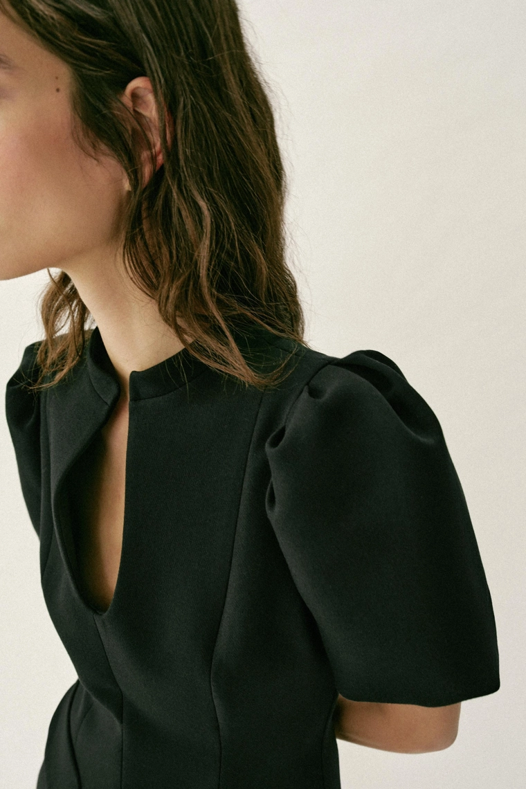 Платье с короткими накалившимися рукавами