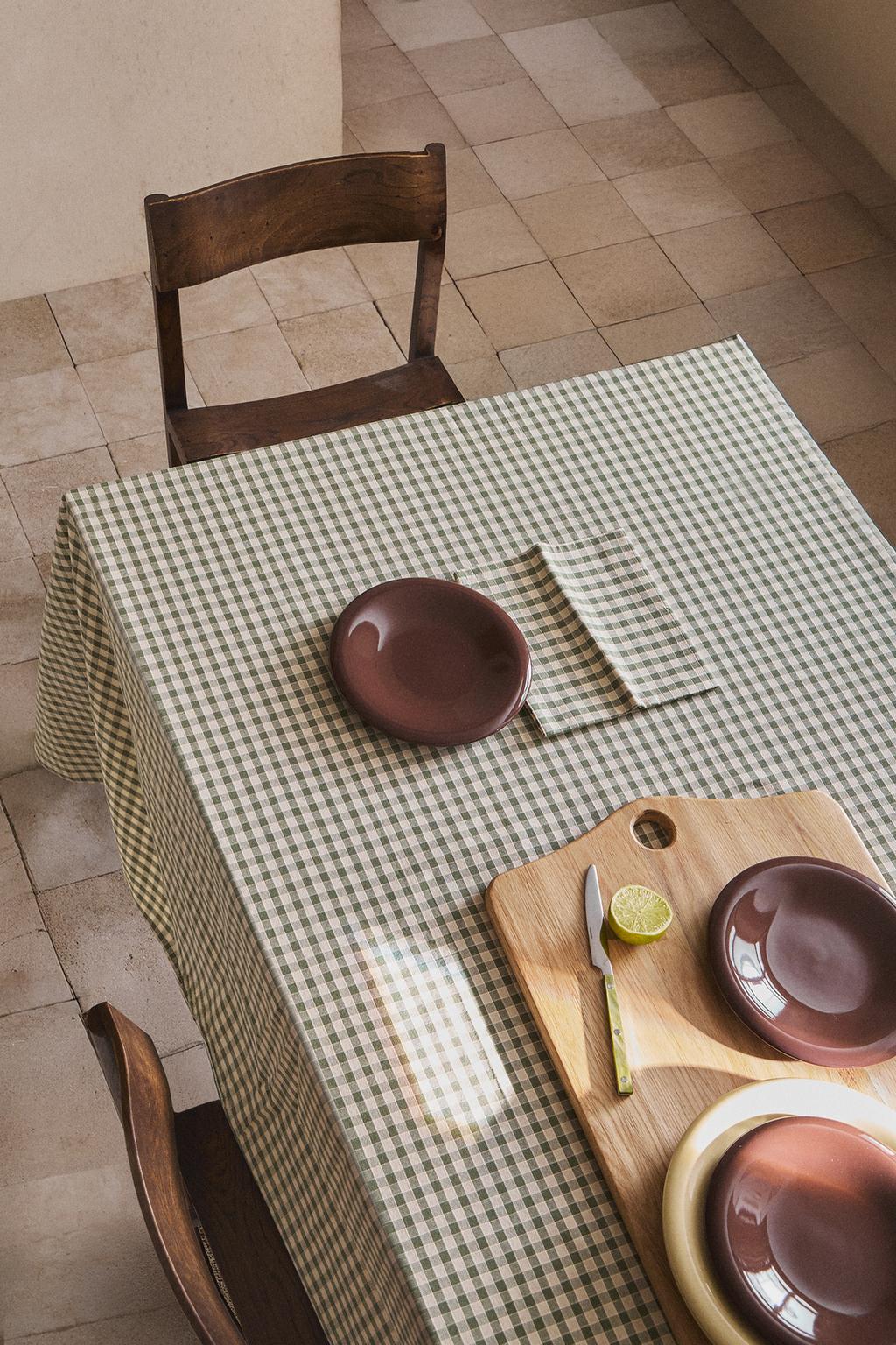 Скатерть в клетку с отделкой контрастного стежка