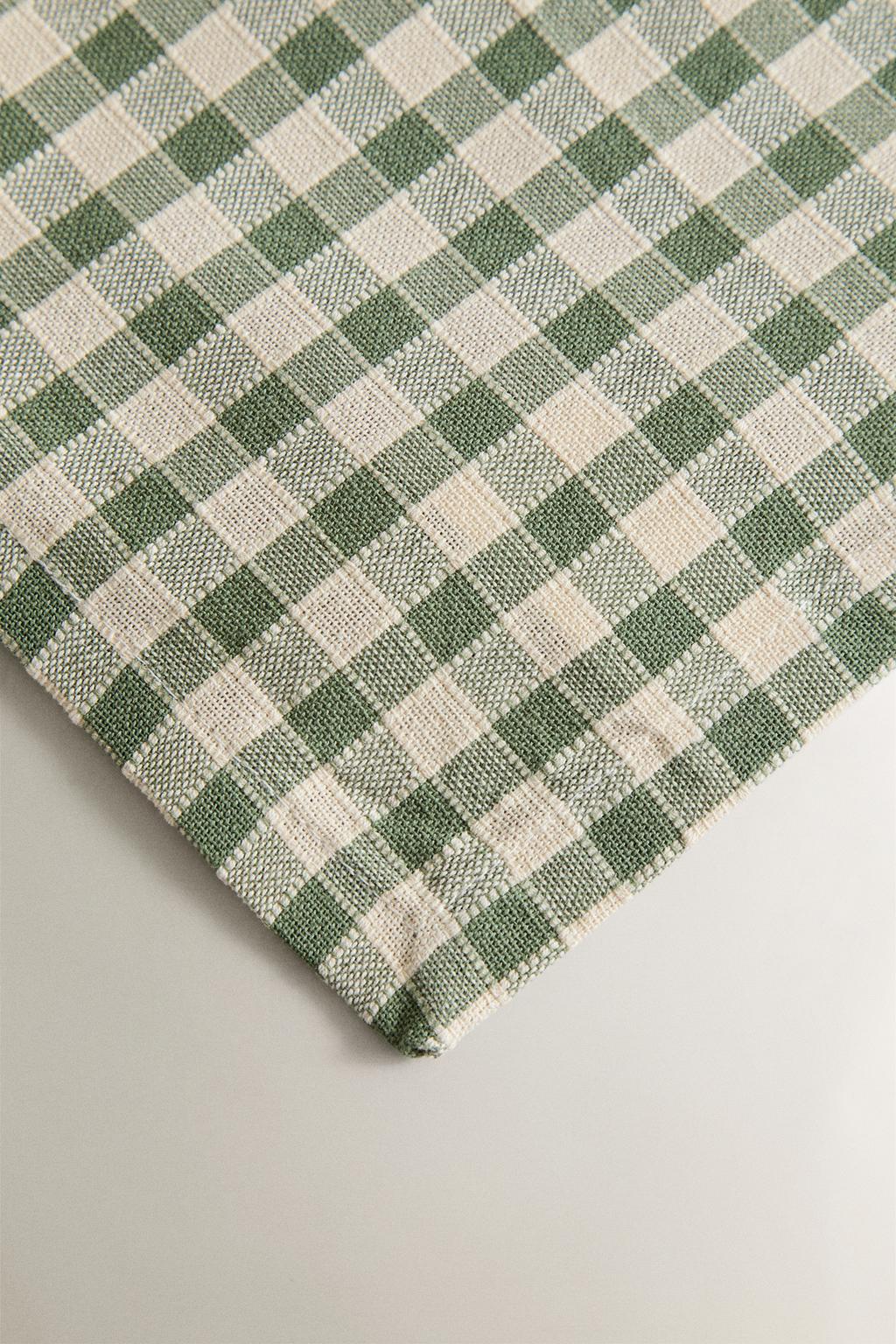 Скатерть в клетку с отделкой контрастного стежка