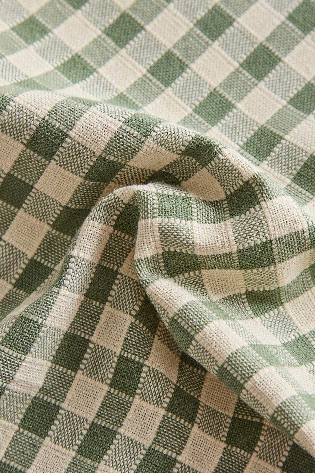 Скатерть в клетку с отделкой контрастного стежка