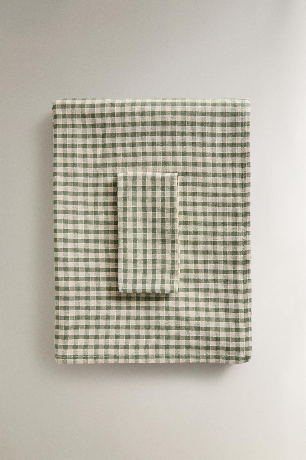 Скатерть в клетку с отделкой контрастного стежка